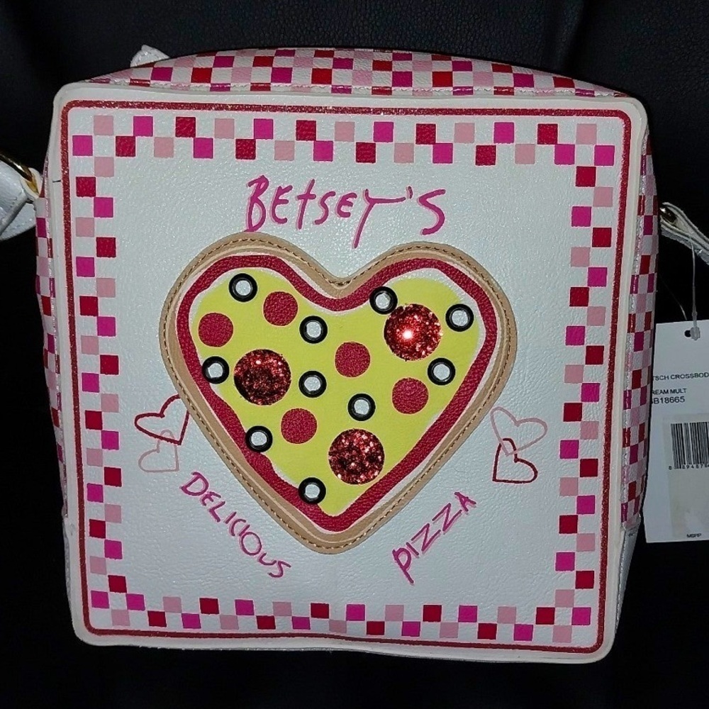 🍕NWT RARE BETSEY JOHNSON PIZZA BOX W/ bedazzled pepperoni’s & heart pizza(Rare)